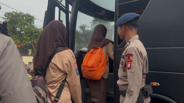 Brimob Polda Metro Jaya menghadirkan pelayanan bus sekolah gratis di Tangsel bagi siswa dan guru.