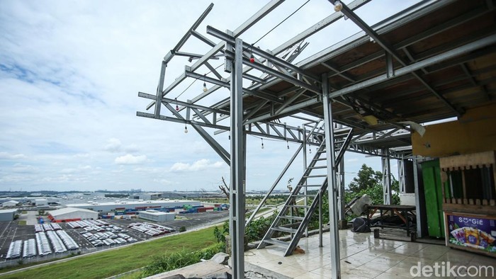 Sejumlah bangunan dan fasilitas di kawasan wisata kuliner Bukit Hyundai, yang terletak di Desa Sukamukti, Kecamatan Bojongmangu, Kabupaten Bekasi, rusak parah setelah diterjang angin puting beliung pada Senin sore (10/11/2025).