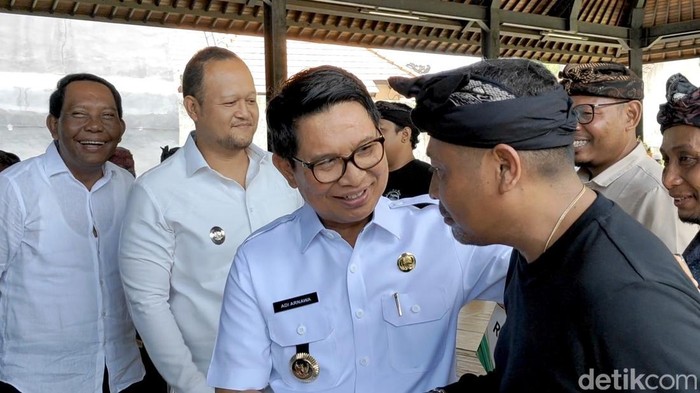 Bupati Adi Arnawa dan Wabup Bagus Alit Sucipta, Ketua DPRD Badung, dan perangkat Pemkab Badung saat menyerahkan bantuan ke warga di Kecamatan Kuta, Rabu sore (12/11/2025).