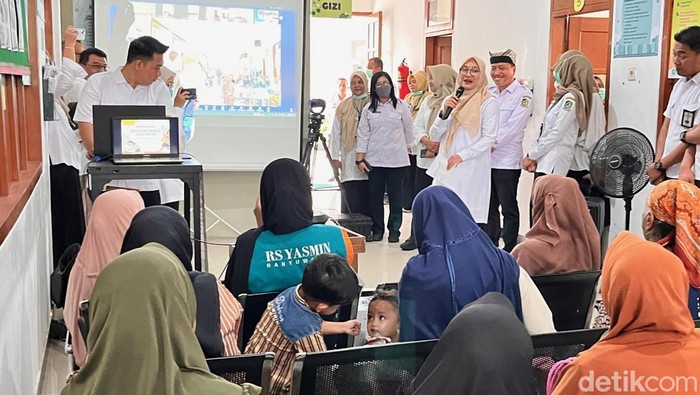 Bupati Banyuwangi saat mengunjungi Puskesmas Mojopanggung saat Pemeriksaan kesehatan dan screening TBC dalam rangka HKN 2025.