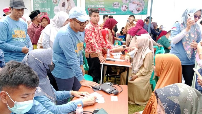 Bupati Batang Faiz Kurniawan saat Sambang Desa di Desa Candi, Kecamatan Bandar, Kabupaten Batang, Selasa (11/11/2025).