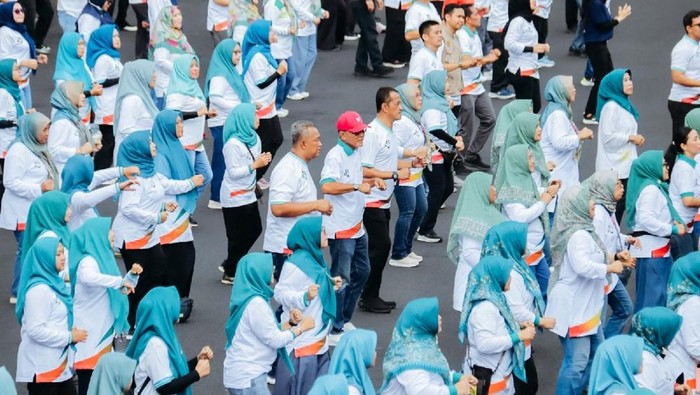 Bupati Ciamis Herdiat Sunarya senam bersama dalam peringatan Hari Kesehatan Nasional di halaman Pendopo.