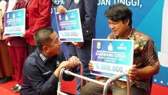 Bupati Karawang Aep Syaepuloh saat pemberian simbolis beasiswa Karawang Cerdas
