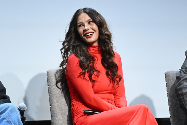 Dalam serial Wednesday, Catherine Zeta-Jones yang kini berusia 56 tahun berperan sebagai Morticia Addams, ibu dari Wednesday Addams yang diperankan Jenna Ortega (33 tahun). Foto: Getty Images for Netflix/Noam Galai