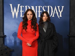 Catherine Zeta-Jones Pose Bareng Jenna Ortega, Awet Muda Bikin Pangling