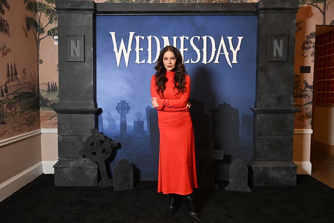 Dalam sebuah wawancara, nomine dua kali Golden Globe itu berharap Wednesday ‘bisa berhenti menyalahkan ibunya’ di musim berikutnya. Wednesday season 3 baru akan mulai syuting tahun depan. Foto: Getty Images for Netflix/Noam Galai
