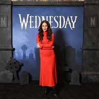 Dalam sebuah wawancara, nomine dua kali Golden Globe itu berharap Wednesday ‘bisa berhenti menyalahkan ibunya’ di musim berikutnya. Wednesday season 3 baru akan mulai syuting tahun depan. Foto: Getty Images for Netflix/Noam Galai
