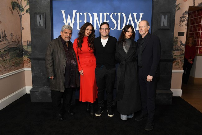 Catherine Zeta-Jones tampak hampir sama muda dengan Jenna Ortega, saat keduanya berpose bersama di acara FYC di Midtown Manhattan untuk mempromosikan serial mereka di Netflix, Wednesday. Foto: Getty Images for Netflix/Noam Galai