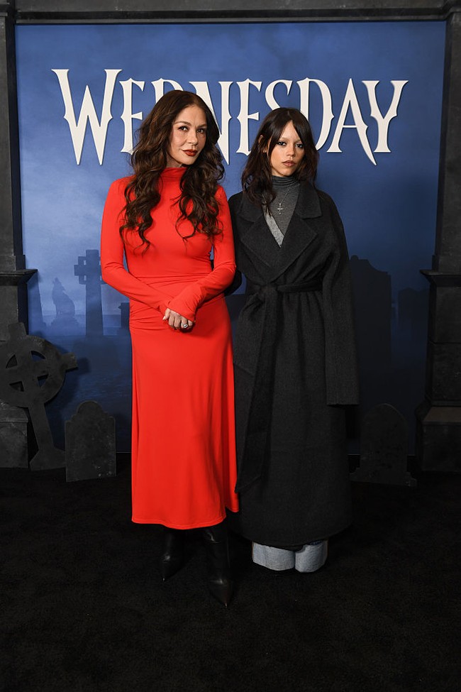 Catherine Zeta-Jones yang berusia 23 tahun lebih tua terlihat sama mudanya dengan Jenna Ortega yang merupakan anaknya di serial Wednesday. Foto: Getty Images for Netflix/Noam Galai