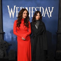 Catherine Zeta-Jones yang berusia 23 tahun lebih tua terlihat sama mudanya dengan Jenna Ortega yang merupakan anaknya di serial Wednesday. Foto: Getty Images for Netflix/Noam Galai