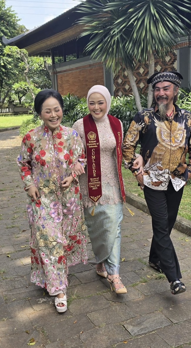 Limbad yang biasa tampil seram dan dingin justru terlihat memamerkan sisi jenakanya. Kenakan kemeja lengan panjang motif burung hantu, kebahagiaan jelas terpancar di wajah Limbad. Foto: Instagram/@cecilliagina