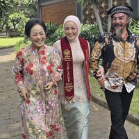 Limbad yang biasa tampil seram dan dingin justru terlihat memamerkan sisi jenakanya. Kenakan kemeja lengan panjang motif burung hantu, kebahagiaan jelas terpancar di wajah Limbad. Foto: Instagram/@cecilliagina