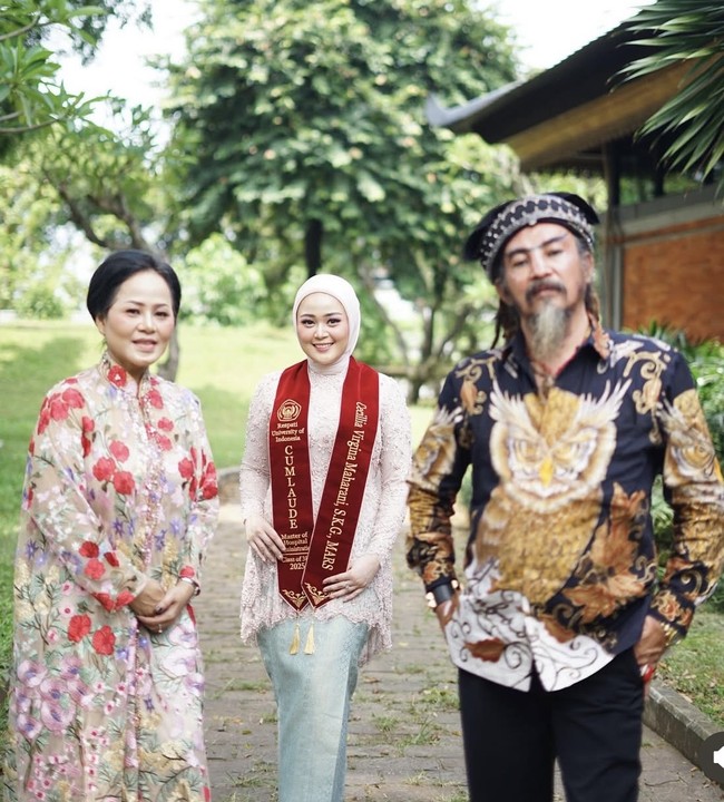 Cecillia Gina baru saja menyelesaikan pendidikannya di Universitas Respati Indonesia. Ia menerima gelar S2 dari jurusan yang diambilnya, Manajemen Rumah Sakit. Diketahui sebelumnya Cecillia menempuh pendidikan S1 dengan jurusan Kedokteran Gigi. Foto: Instagram/@cecilliagina