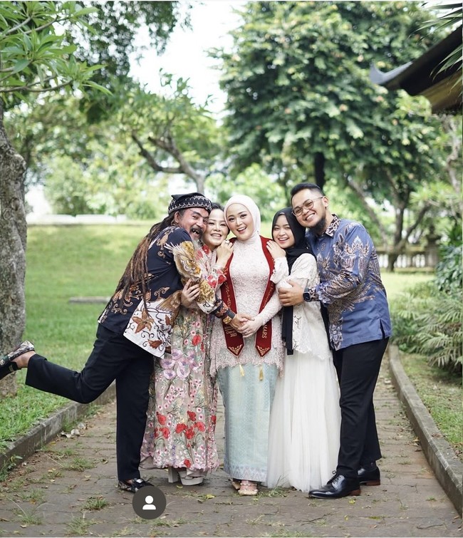 Anggota keluarga terlihat turut hadir dan membagikan momen kehangatan mereka. Momen wisuda Cecillia itu juga turut dibagikan sang ayah, Limbad, ke akun Instagram pribadinya. Foto: Instagram/@cecilliagina