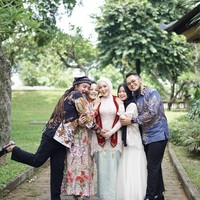 Anggota keluarga terlihat turut hadir dan membagikan momen kehangatan mereka. Momen wisuda Cecillia itu juga turut dibagikan sang ayah, Limbad, ke akun Instagram pribadinya. Foto: Instagram/@cecilliagina