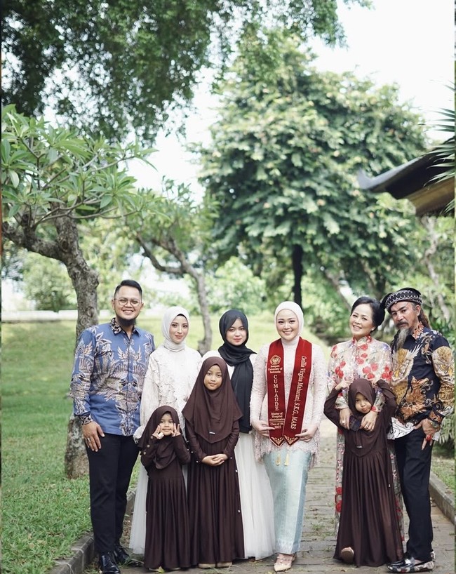 Kini Cecillia telah resmi menyandang gelar, SKG. Penampilan cantik Cecillia di acara wisudanya juga tak kalah jadi sorotan. Cecillia memilih kenakan kebaya bernuansa pastel. Foto: Instagram/@cecilliagina