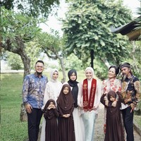 Kini Cecillia telah resmi menyandang gelar, SKG. Penampilan cantik Cecillia di acara wisudanya juga tak kalah jadi sorotan. Cecillia memilih kenakan kebaya bernuansa pastel. Foto: Instagram/@cecilliagina