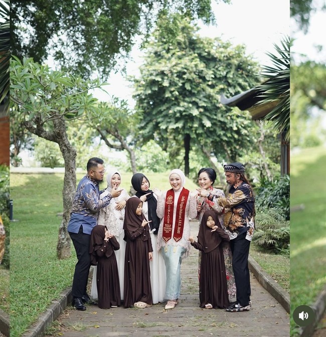 Cecillia memadukan kebaya berwarna soft pink dengan rok lilit warna mint. Penampilannya dilengkapi selempang merah marun dengan tulisan emas. Foto: Instagram/@cecilliagina