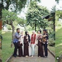 Cecillia memadukan kebaya berwarna soft pink dengan rok lilit warna mint. Penampilannya dilengkapi selempang merah marun dengan tulisan emas. Foto: Instagram/@cecilliagina
