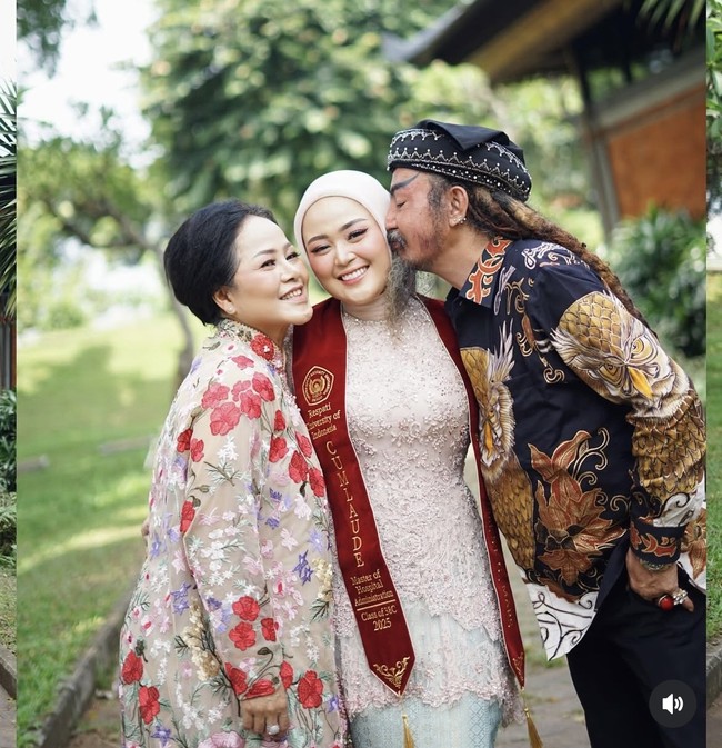 Limbad dan sang istri juga memamerkan pose kehangatan keluarga mereka. Terlihat Limbad yang mencium pipi putrinya dengan penuh cinta. Foto: Instagram/@cecilliagina
