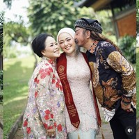 Limbad dan sang istri juga memamerkan pose kehangatan keluarga mereka. Terlihat Limbad yang mencium pipi putrinya dengan penuh cinta. Foto: Instagram/@cecilliagina