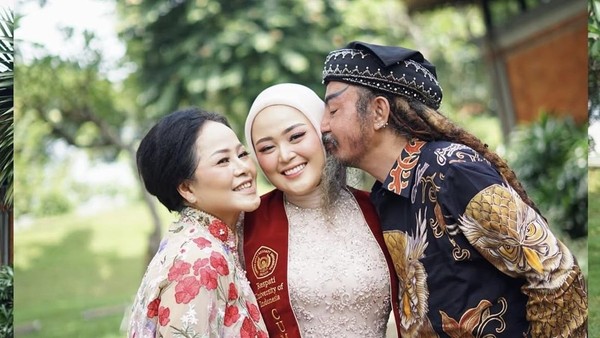 Foto Cecillia Gina Putri Limbad Lulus S2, Memukau Dengan Kebaya Warna Pastel