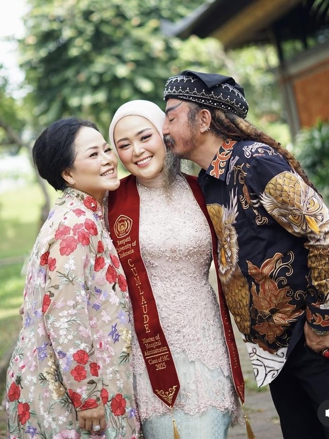 Foto Cecillia Gina Putri Limbad Lulus S2, Memukau Dengan Kebaya Warna Pastel