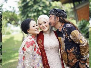 Foto Cecillia Gina Putri Limbad Lulus S2, Memukau Dengan Kebaya Warna Pastel