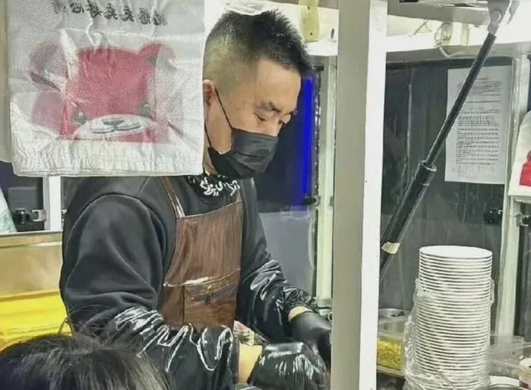 Demi Anak, Ayah Ini Rela Pindah Jualan Nasi Goreng di Dekat Kampusnya!