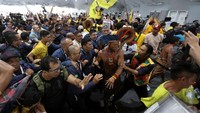 Sejumlah demonstran, termasuk perwakilan masyarakat adat, memaksa masuk ke area tempat penyelenggaraan konferensi untuk menyuarakan tuntutan mereka terkait keadilan iklim, di Belem, Brasil, Selasa (11/11/2025). REUTERS/Anderson Coelho