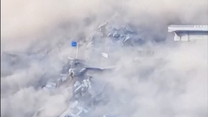 Detik-detik Mengagetkan Jembatan Hongqi di China Runtuh Sebagian A view shows part of a bridge in China's Sichuan province collapsing into the Hongqi River, in China, November 11, 2025, in this picture obtained from social media video. Social media/via REUTERS THIS IMAGE HAS BEEN SUPPLIED BY A THIRD PARTY. MANDATORY CREDIT. NO RESALES. NO ARCHIVES. Verification Note: Reuters was able to confirm the location of the video by the river and terrain that matched file and satellite imagery. The shape of the mountains that matched topography mapping. The date when the video was filmed was verified could not be verified. However, local authorities confirmed the collapse took place on Tuesday (November 11)