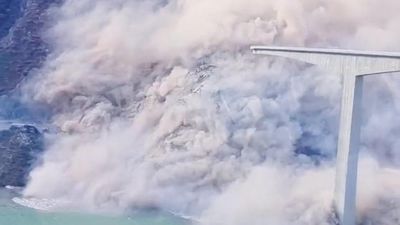 Detik-detik Mengagetkan Jembatan Hongqi di China Runtuh Sebagian