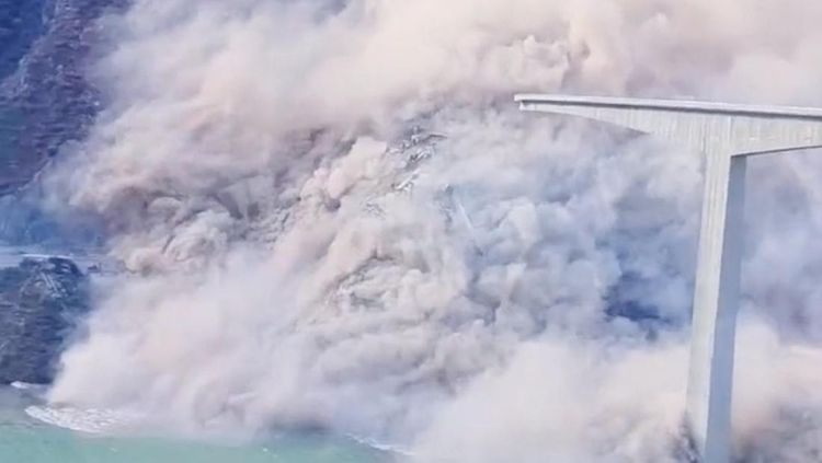 Detik-detik Mengagetkan Jembatan Hongqi di China Runtuh Sebagian