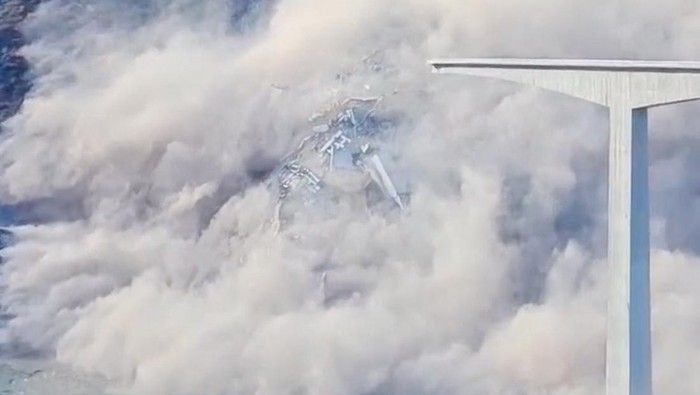 Detik-detik Mengagetkan Jembatan Hongqi di China Runtuh Sebagian A view shows part of a bridge in China's Sichuan province collapsing into the Hongqi River, in China, November 11, 2025, in this picture obtained from social media video. Social media/via REUTERS THIS IMAGE HAS BEEN SUPPLIED BY A THIRD PARTY. MANDATORY CREDIT. NO RESALES. NO ARCHIVES. Verification Note: Reuters was able to confirm the location of the video by the river and terrain that matched file and satellite imagery. The shape of the mountains that matched topography mapping. The date when the video was filmed was verified could not be verified. However, local authorities confirmed the collapse took place on Tuesday (November 11)