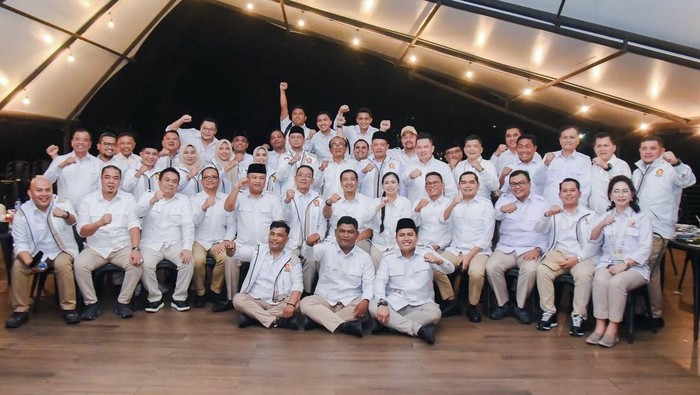 Direktur Air Limbah PDAM Tirtanadi Ikrimah Hamidy (berdiri tiga dari kiri) hadiri acara Gerindra di Hambalang