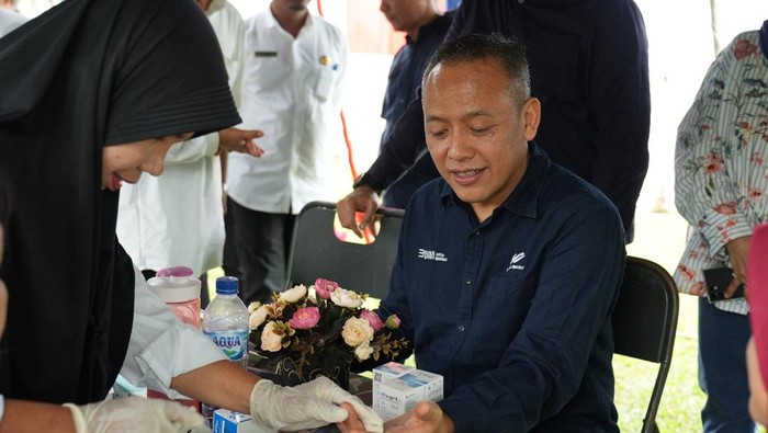 Direktur Utama PTPN IV PalmCo, Jatmiko K. Santosa saat cek kesehatan. (Dok PTPN IV PalmCo)