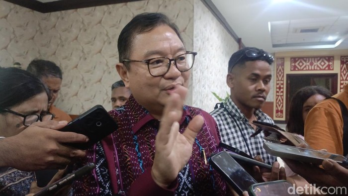 Dirut Bank NTT Charlie Paulus, yang diwawancarai usai RUPS LB Bank NTT di Kantor Gubernur NTT, Rabu (12/11/2025).