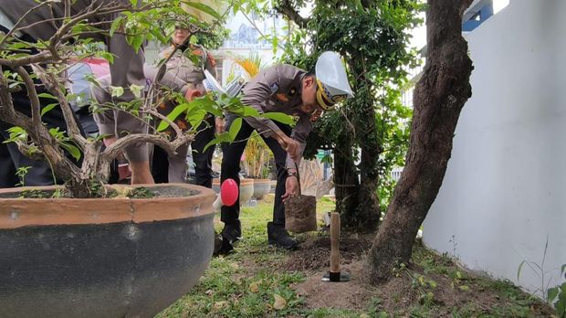 Ditlantas Polda Riau menanam pohon di markas wujudkan Green Policing