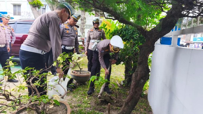 Ditlantas Polda Riau menanam pohon di markas wujudkan Green Policing