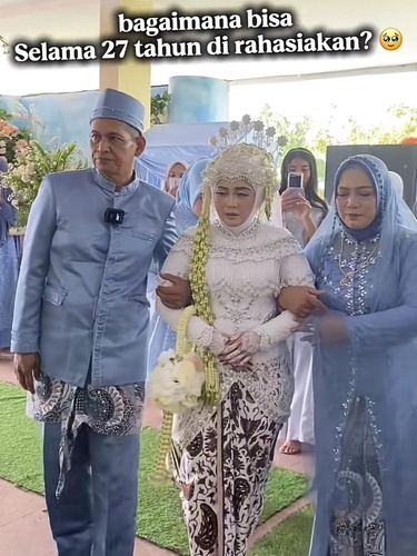 Juru rias pengantin ini mengunggah momen tak terduga saat merekam suasana iringan pengantin di Bogor, Jawa Barat. Unggahan tersebut langsung viral di media sosial.