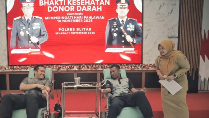 Donor darah dalam rangka Hari Pahlawan di Polres Blitar