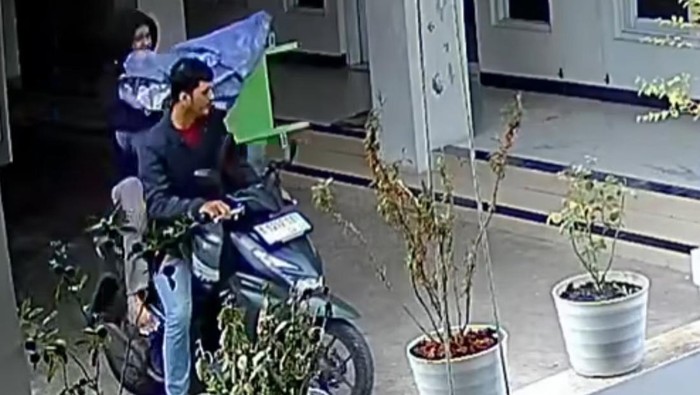Dua pria diduga maling kotak amal di musala daerah Depok terekam CCTV (dok.tangkapan layar video viral)