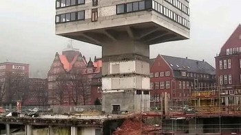 Gedung tinggi ini tampak seperti berdiri di atas satu kaki beton raksasa. Desainnya bikin siapa pun yang lewat merasa ngeri sekaligus heran. Foto: Boredpanda