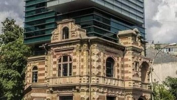 Bangunan modern berbentuk kotak besar diletakkan di atas rumah klasik bergaya Eropa, seolah dua zaman tabrakan. Foto: Boredpanda