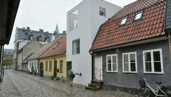 Salah satu hunian di kota tua Landskrona dianugerahi penghargaan arsitektur baru terbaik di Swedia oleh organisasi arsitek Swedia. Pada tahun yang sama, pemberontakan arsitektur menobatkannya sebagai arsitektur baru terjelek. Foto: Boredpanda