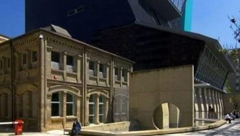 Tak ada yang lebih membahagiakan seorang modernis selain ketika ia berhasil menghancurkan sebuah bangunan tua. Lihatlah Museum Pablo Serrano di Spanyol. Foto: Boredpanda