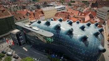 Salah satu keajaiban arsitektur modern di kota Graz, Austria: inilah Kunsthaus Graz, sebuah museum seni (2003) yang tak sengaja dijuluki Alien Ramah. Inspirasi para arsitek dan desainer yang menciptakannya: lukisan karya Salvador Dalì, makrofag atau paramecium dalam mikrobiologi, Foto: Boredpanda