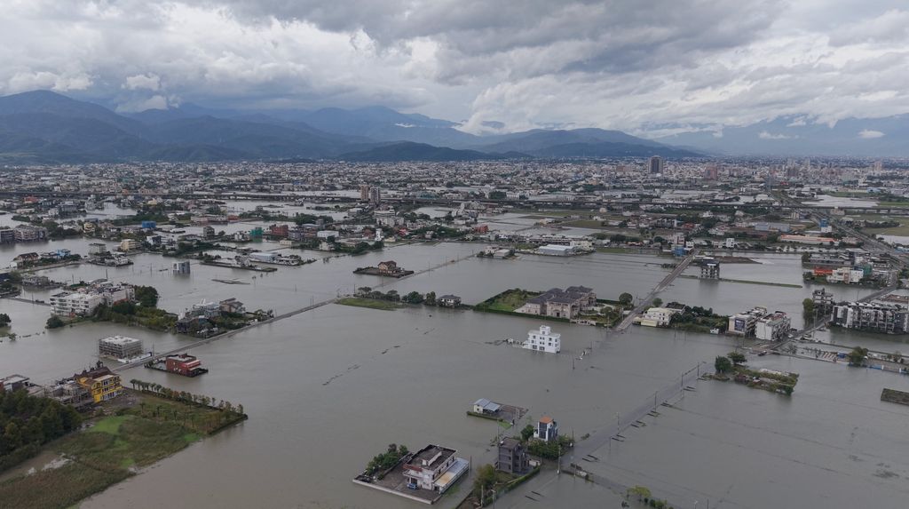 Foto udara jalanan dan ladang yang terendam banjir akibat Topan Fung-wong di Yilan, Taiwan, Rabu (12/11/2025). (Omer Photography via REUTERS)