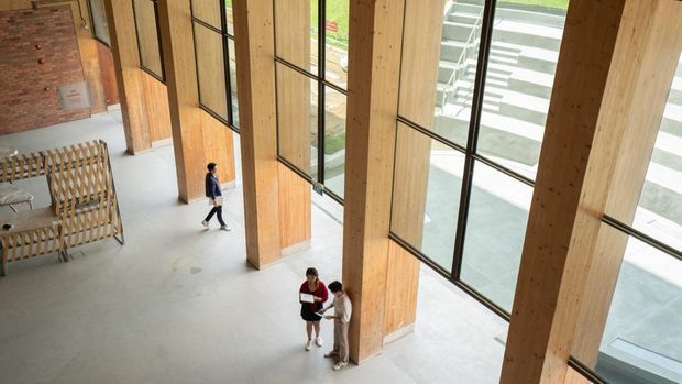 Gedung Kampus Full Kayu di Singapura Megahnya salah satu gedung kampus di Nanyang Technological University, Singapura, yang hampir seluruhnya pakai material kayu.