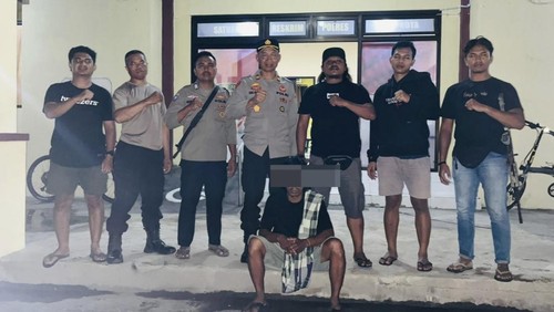 GS (47), terduga pembakar bangunan peninggalan penjajahan Belanda atau Pesanggrahan Oi Wobo, Desa Maria, Kecamatan Wawo, Kabupaten Bima, NTB, Selasa, (12/11/2025) malam. (Dok. Polsek Wawo)